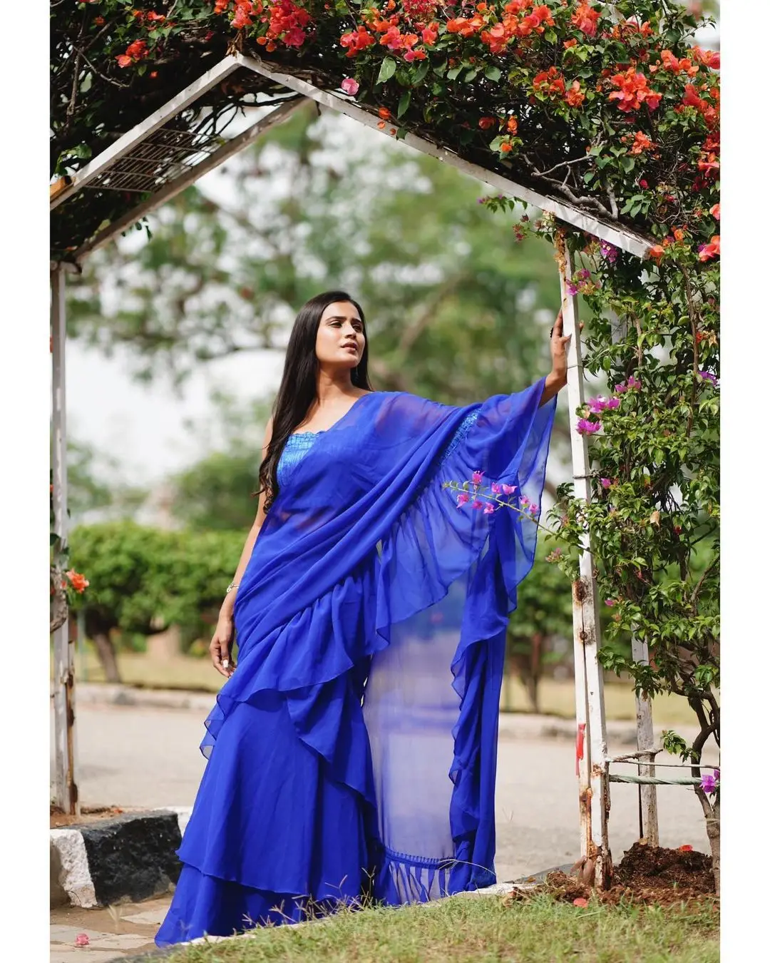 INDIAN GIRL KAVYA SHREE IN TRADITIONAL BLUE SAREE SLEEVELESS BLOUSE 4